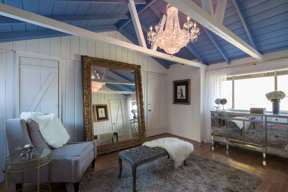 Imagen de vestidor unisex de estilo de casa de campo con suelo de madera clara
