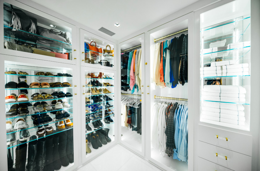 Diseño de armario vestidor unisex contemporáneo de tamaño medio con armarios con paneles lisos, puertas de armario blancas, suelo de mármol y suelo blanco