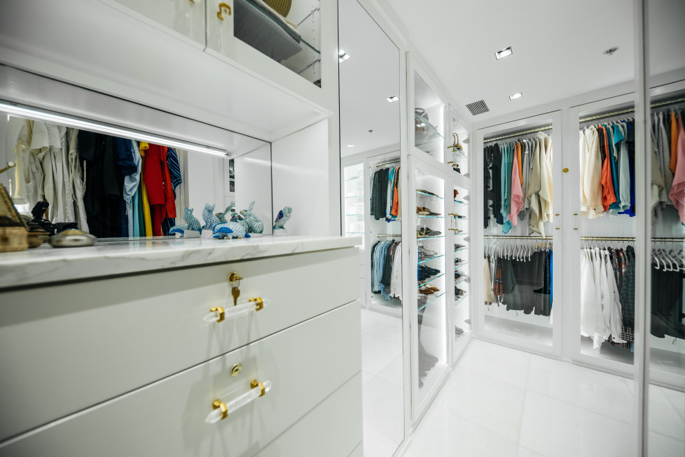 Inspiration för ett mellanstort funkis walk-in-closet för könsneutrala, med släta luckor, vita skåp, marmorgolv och vitt golv