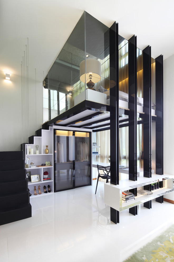 シンガポールにあるコンテンポラリースタイルのおしゃれなフィッティングルーム (ガラス扉のキャビネット) の写真