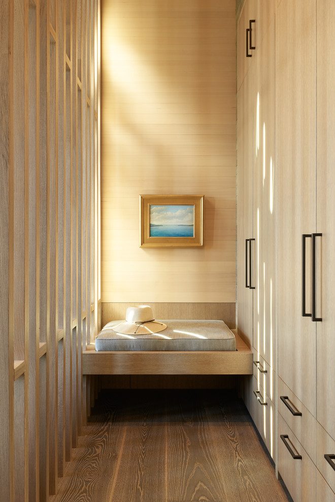 Idee per una cabina armadio minimal con ante lisce, ante in legno chiaro, pavimento in legno massello medio e pavimento marrone