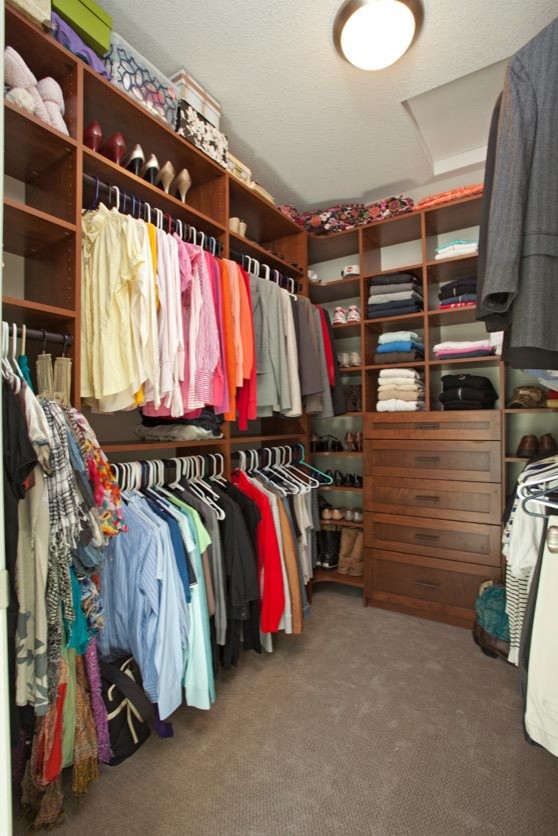 Exempel på ett mellanstort klassiskt walk-in-closet, med skåp i shakerstil, skåp i mellenmörkt trä och heltäckningsmatta