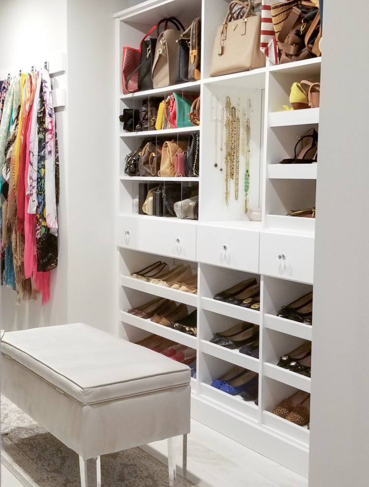 Diseño de vestidor de mujer minimalista de tamaño medio con armarios con paneles lisos, puertas de armario blancas y suelo de baldosas de cerámica