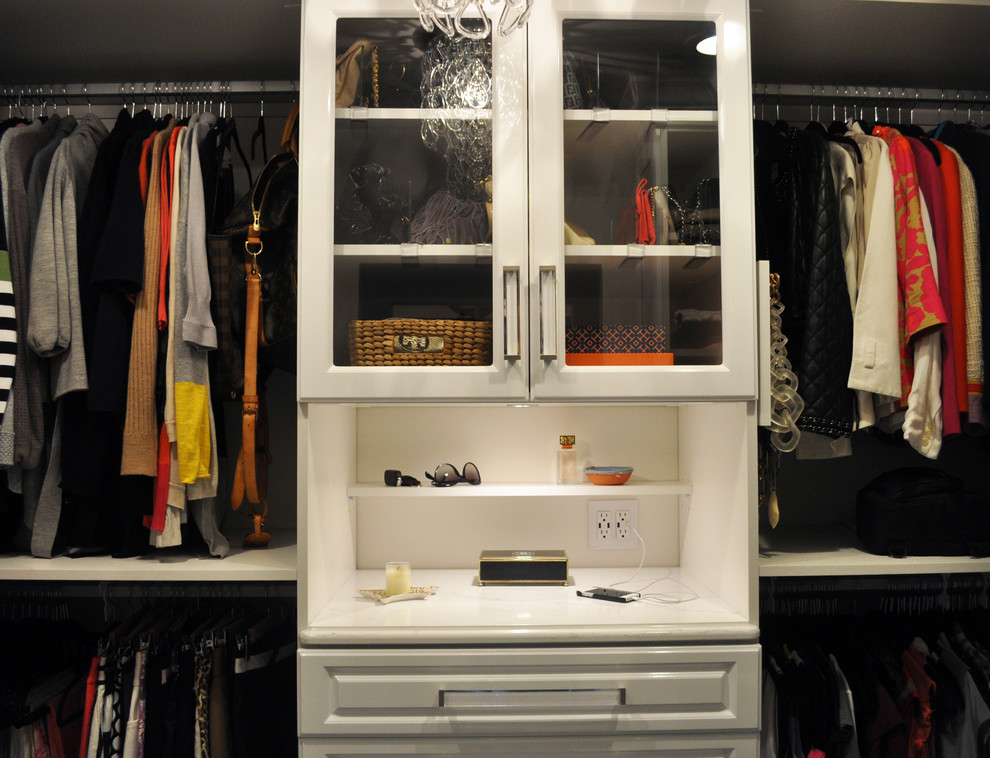 Idéer för att renovera ett mellanstort vintage walk-in-closet för kvinnor, med luckor med upphöjd panel, vita skåp och heltäckningsmatta