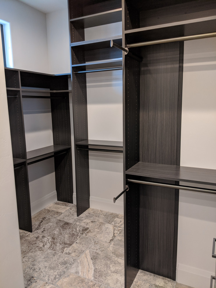 Ejemplo de armario y vestidor minimalista con armarios estilo shaker y puertas de armario negras