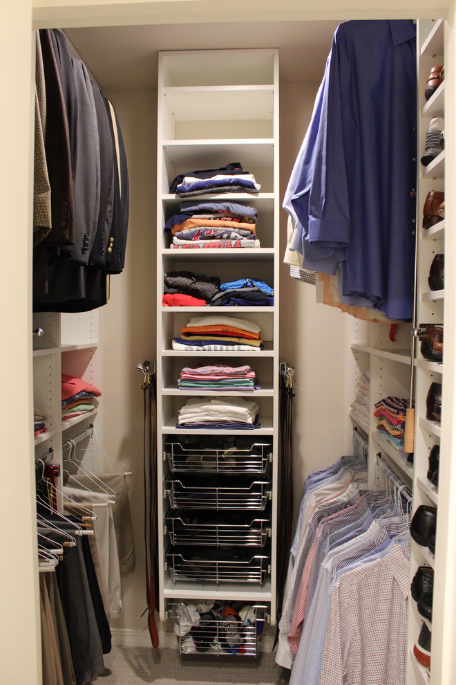 Diseño de armario vestidor de hombre moderno de tamaño medio con armarios abiertos, puertas de armario blancas y moqueta