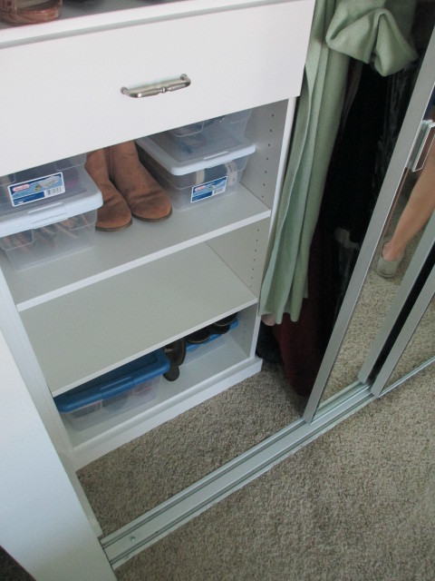Ejemplo de armario unisex costero de tamaño medio con armarios con paneles lisos, puertas de armario blancas, moqueta y suelo beige