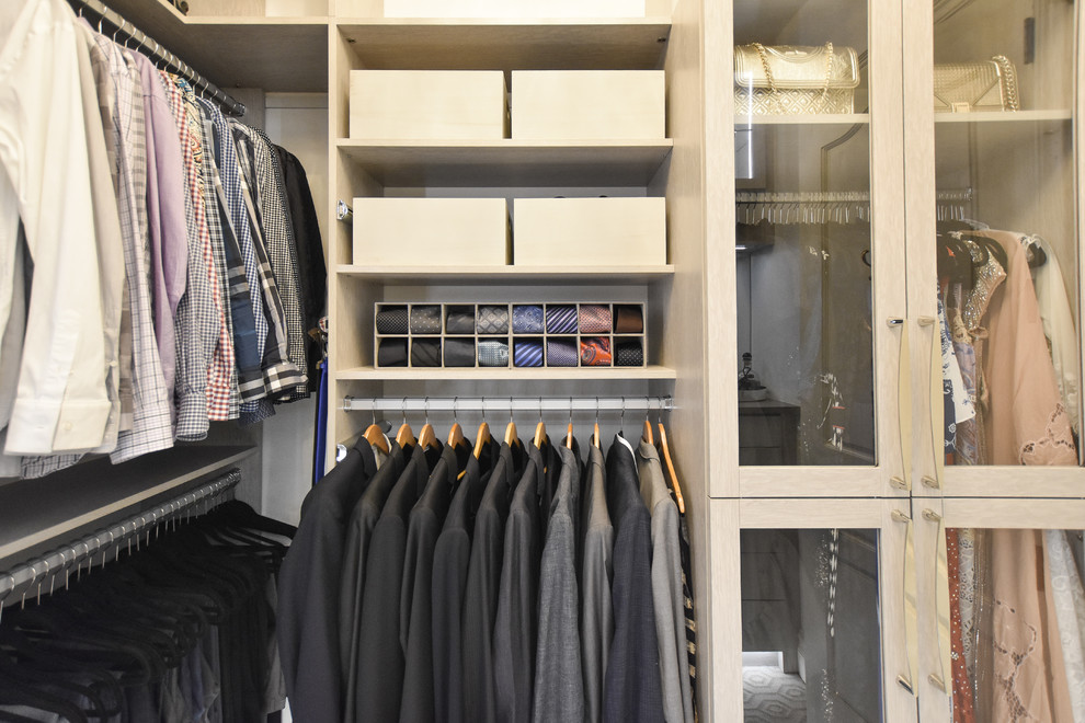 Ejemplo de armario vestidor de hombre clásico renovado de tamaño medio con armarios tipo vitrina, puertas de armario de madera clara, moqueta y suelo gris