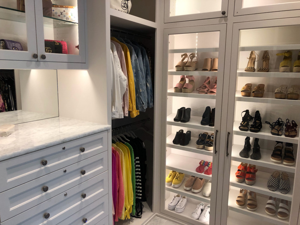 Modelo de armario vestidor unisex clásico renovado de tamaño medio con armarios estilo shaker, puertas de armario blancas, suelo de mármol y suelo blanco
