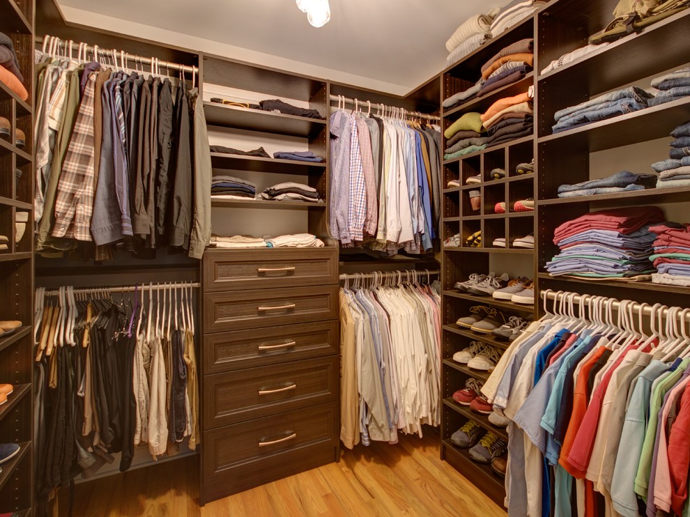 Foto de armario vestidor de hombre clásico de tamaño medio con armarios abiertos, puertas de armario marrones, suelo de madera clara y suelo beige