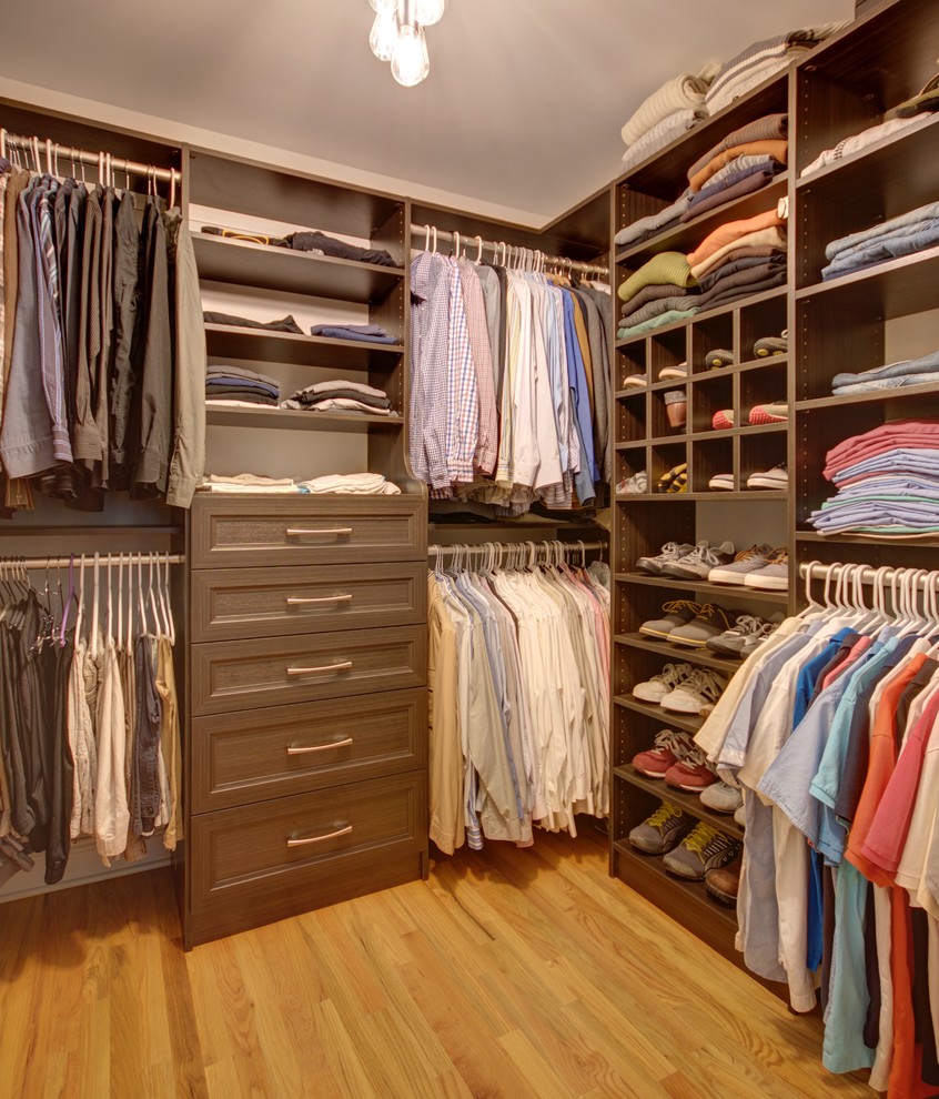 Idéer för att renovera ett mellanstort vintage walk-in-closet för män, med öppna hyllor, bruna skåp, ljust trägolv och beiget golv