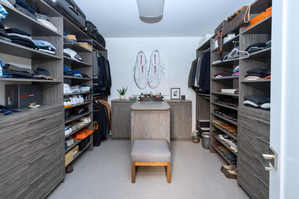 Идея дизайна: гардеробная комната среднего размера в стиле неоклассика (современная классика) с фасадами в стиле шейкер, серыми фасадами, ковровым покрытием и серым полом для мужчин