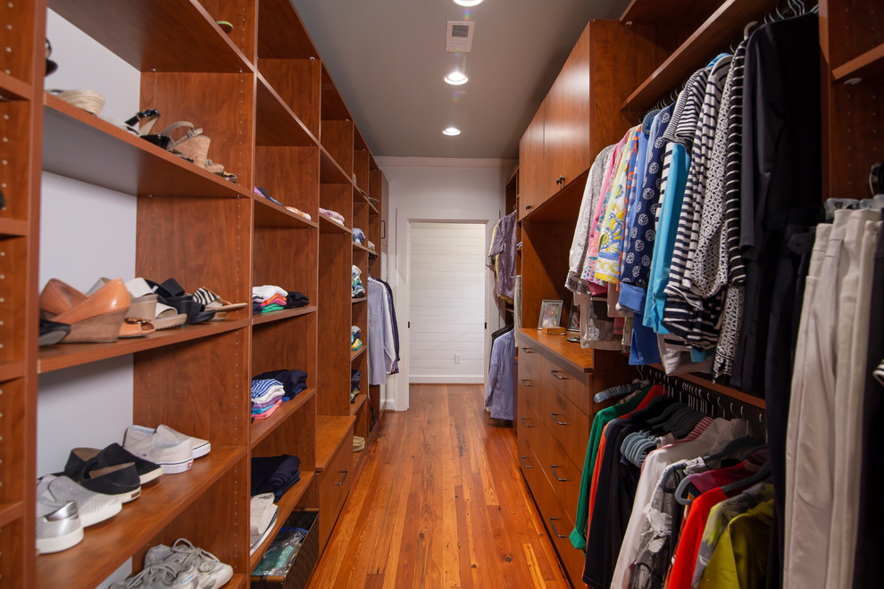 Foto de armario vestidor unisex campestre grande con armarios con paneles lisos, puertas de armario de madera oscura y suelo de madera en tonos medios