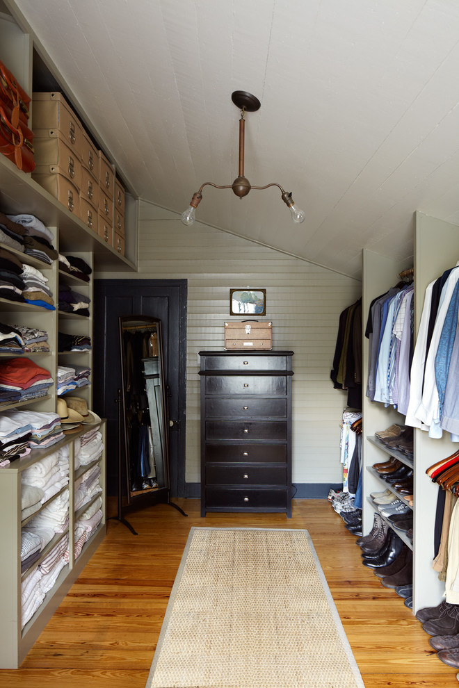 Foto de armario y vestidor de estilo de casa de campo con suelo de madera en tonos medios