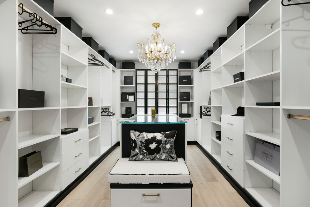 Стильный дизайн: огромная гардеробная комната унисекс в современном стиле с плоскими фасадами, белыми фасадами и светлым паркетным полом - последний тренд