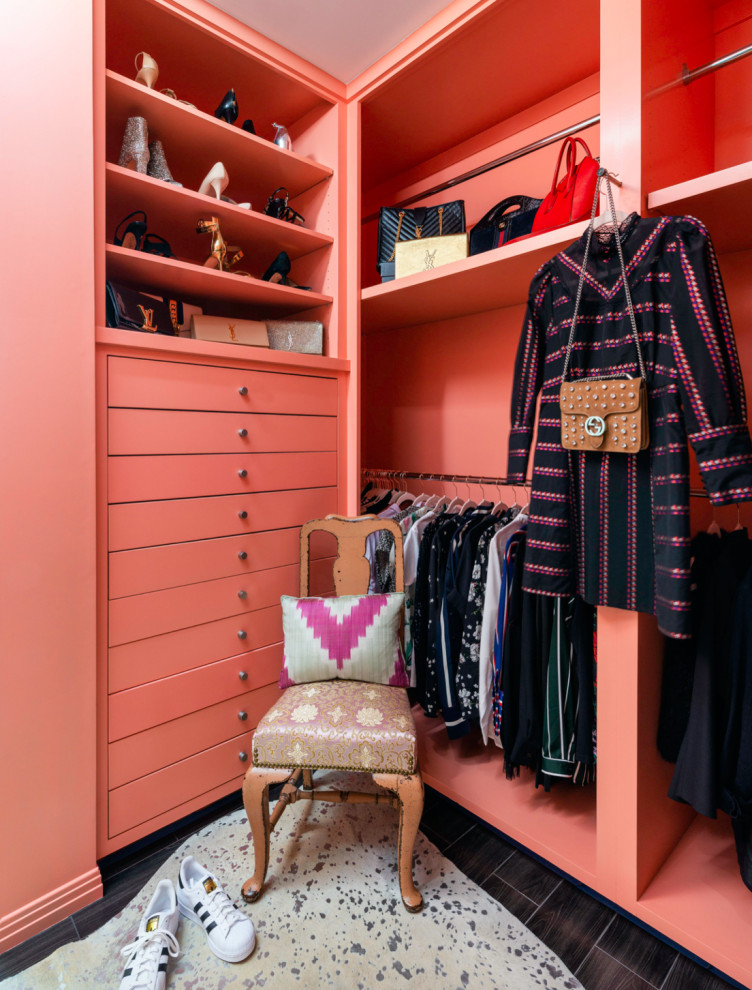 Пример оригинального дизайна: гардеробная комната в стиле неоклассика (современная классика) с открытыми фасадами, оранжевыми фасадами и коричневым полом для женщин