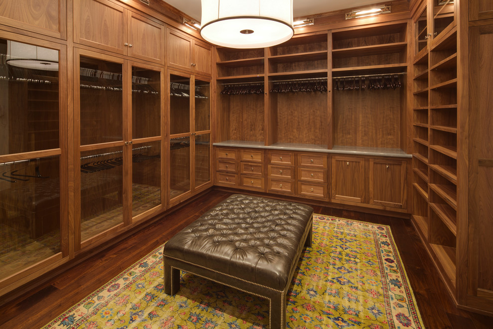 Aménagement d'un très grand dressing room classique en bois foncé pour un homme avec un placard à porte shaker, parquet foncé et un sol marron.