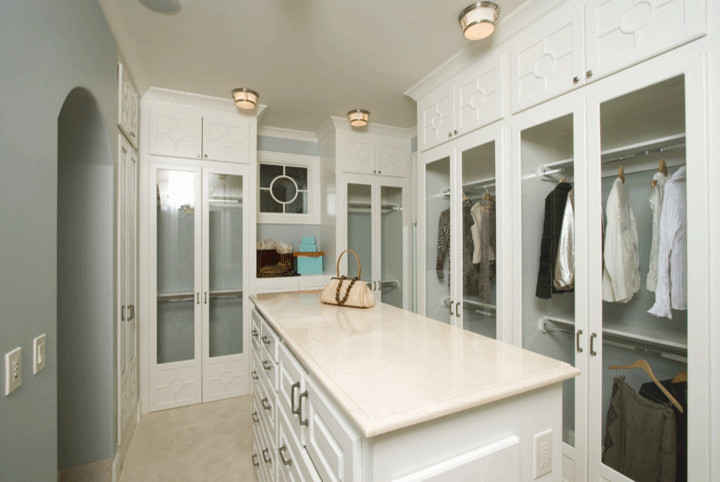 Bild på ett mellanstort funkis walk-in-closet, med luckor med glaspanel, vita skåp, heltäckningsmatta och beiget golv
