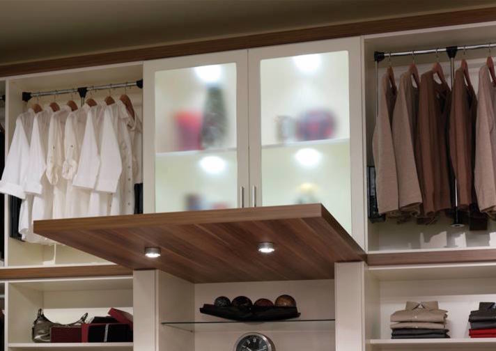 Inspiration för ett mellanstort vintage walk-in-closet för män, med luckor med glaspanel och vita skåp