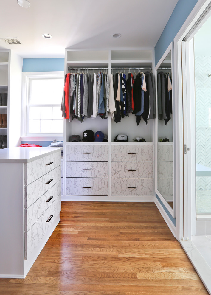 На фото: гардеробная комната среднего размера в стиле ретро с плоскими фасадами
