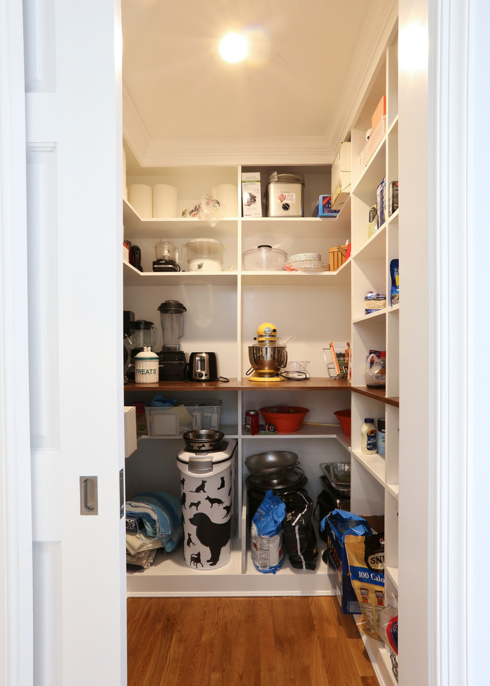 Источник вдохновения для домашнего уюта: гардеробная комната среднего размера в стиле ретро