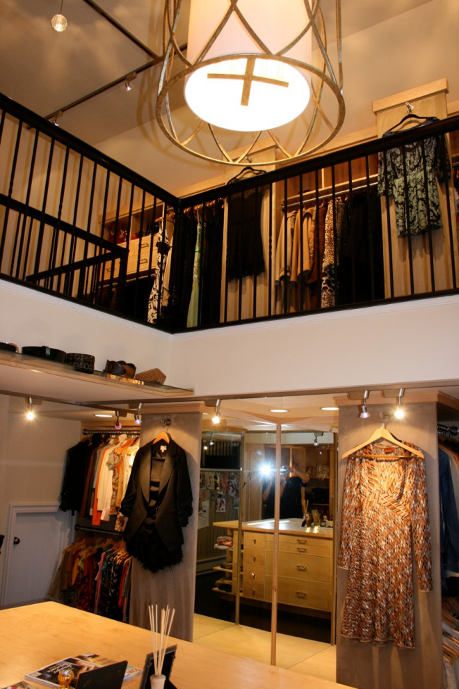 Imagen de armario vestidor de mujer clásico renovado extra grande con armarios con paneles lisos, puertas de armario beige, suelo de madera oscura y suelo marrón