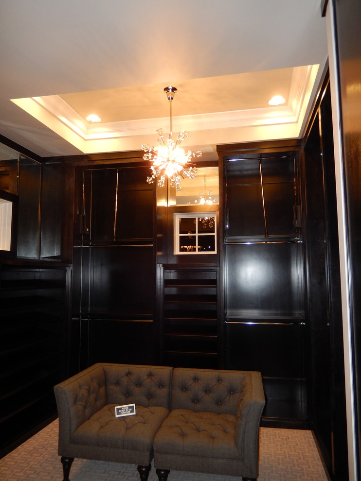 Свежая идея для дизайна: большая гардеробная комната унисекс в стиле неоклассика (современная классика) с черными фасадами и ковровым покрытием - отличное фото интерьера