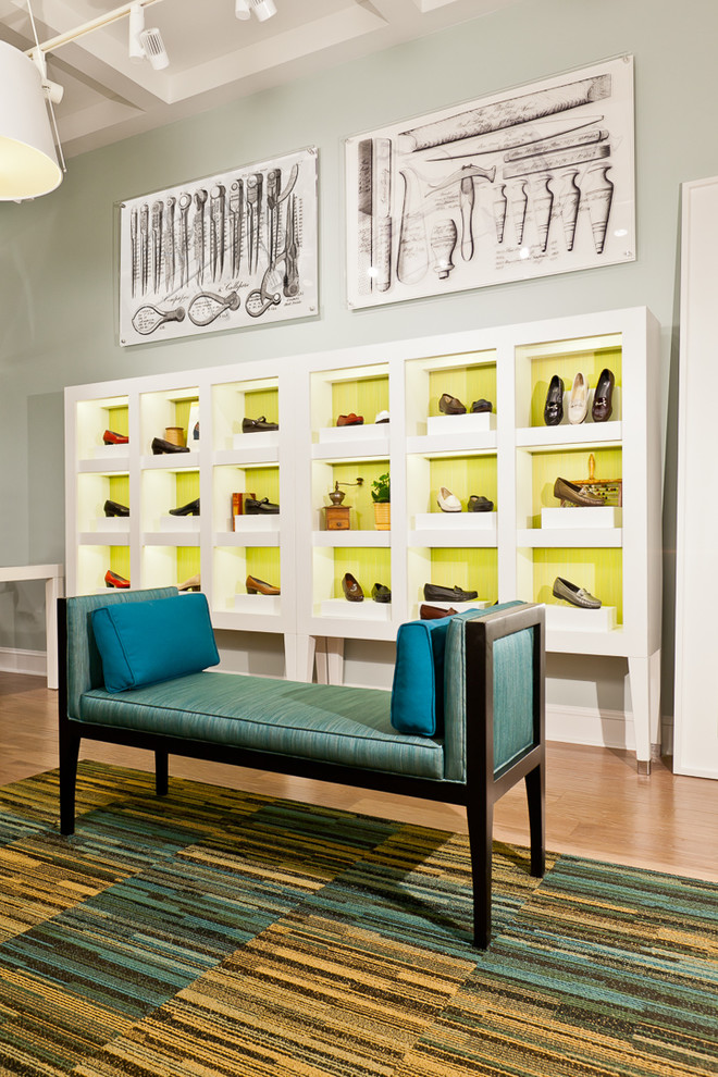 Modernes Ankleidezimmer mit Ankleidebereich, offenen Schränken, weißen Schränken und hellem Holzboden in Austin