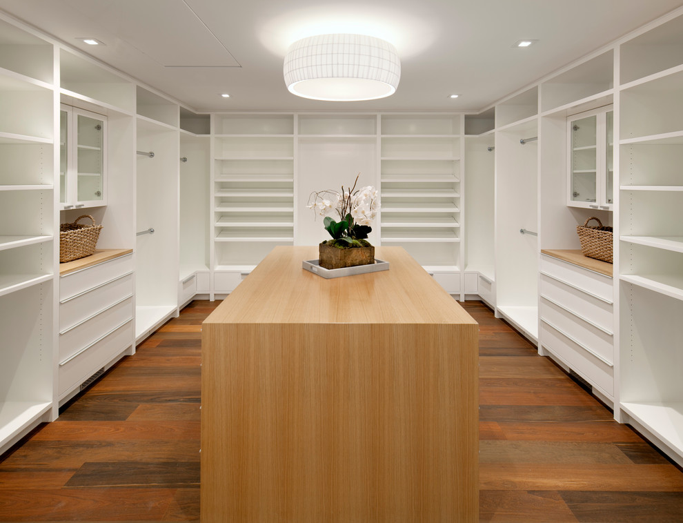 Идея дизайна: гардеробная комната унисекс в стиле модернизм с открытыми фасадами, белыми фасадами, паркетным полом среднего тона и коричневым полом