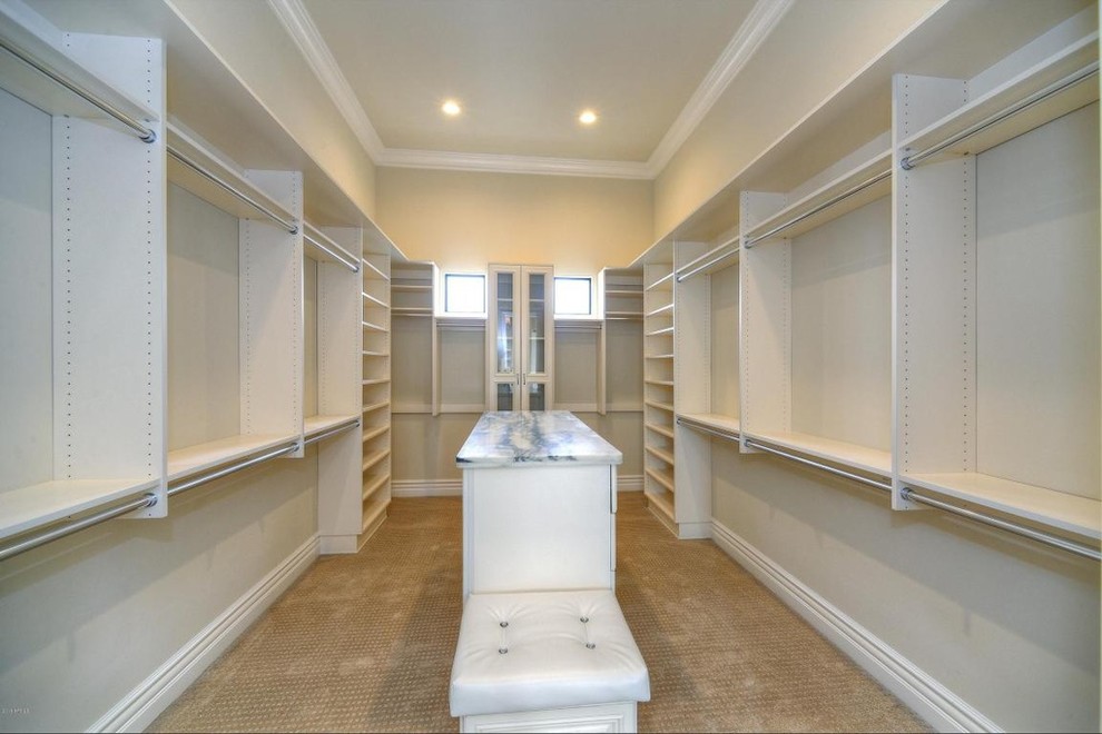 Foto på ett stort funkis walk-in-closet, med heltäckningsmatta och beiget golv
