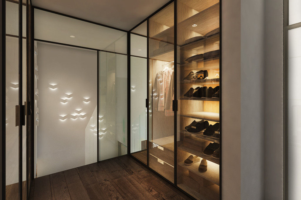 Mittelgroßer Moderner Begehbarer Kleiderschrank mit Glasfronten, dunklen Holzschränken und dunklem Holzboden in Sonstige