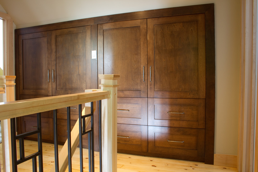 Foto de vestidor unisex de estilo americano grande con armarios estilo shaker, puertas de armario de madera en tonos medios y suelo de madera clara