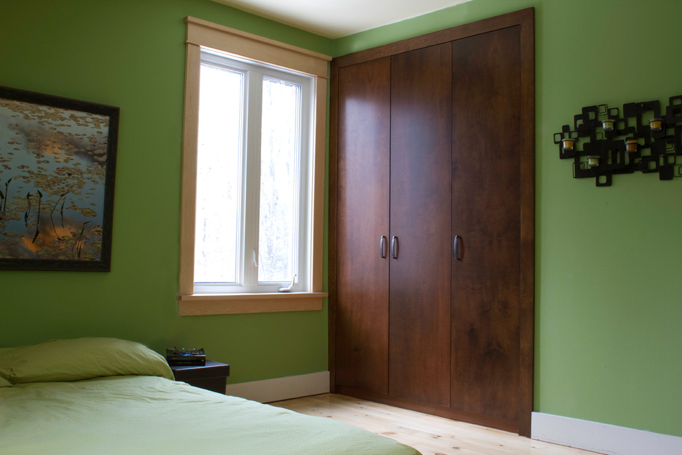 Imagen de vestidor unisex de estilo americano de tamaño medio con armarios con paneles lisos, puertas de armario de madera en tonos medios y suelo de madera clara