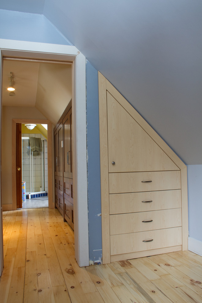Inspiration pour un petit dressing room craftsman en bois clair neutre avec un placard à porte plane et parquet clair.