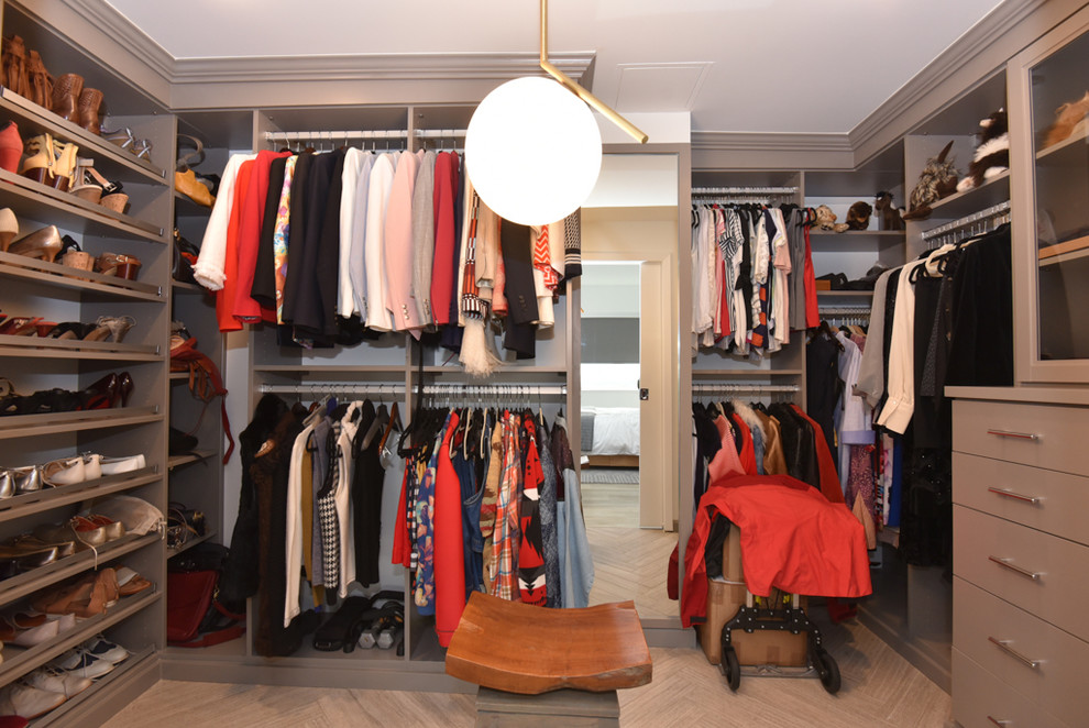 Imagen de vestidor unisex retro con armarios con paneles lisos, puertas de armario beige, suelo de baldosas de porcelana y suelo beige