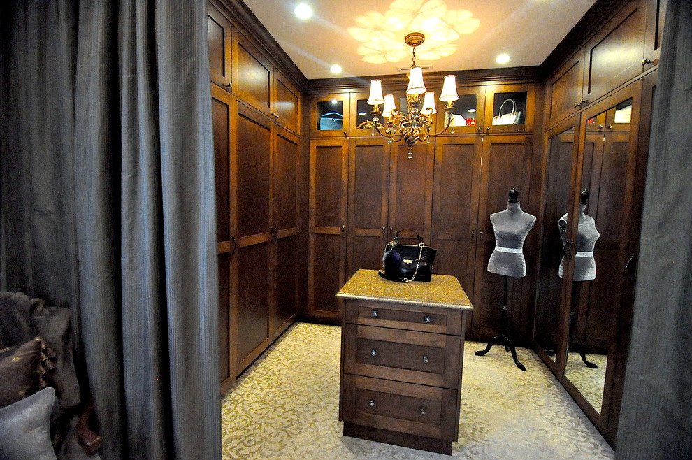Großer, Neutraler Klassischer Begehbarer Kleiderschrank mit Schrankfronten im Shaker-Stil, dunklen Holzschränken, Teppichboden und beigem Boden