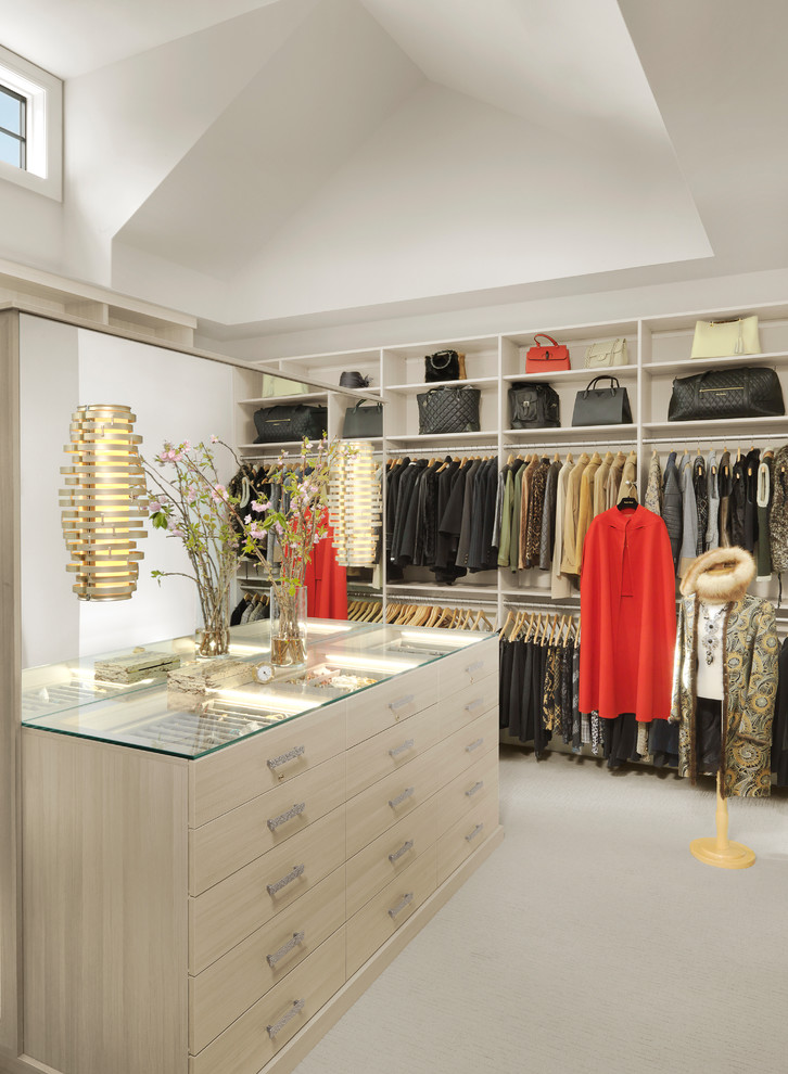 Diseño de vestidor unisex tradicional renovado con armarios abiertos, puertas de armario beige, moqueta y suelo blanco