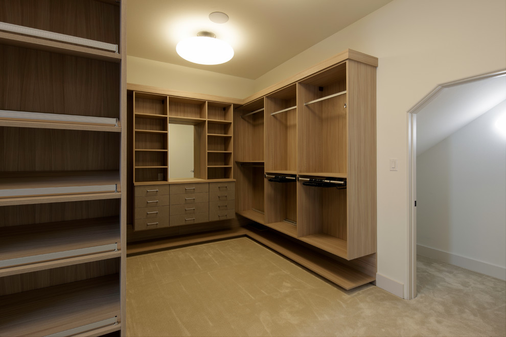 Réalisation d'un dressing room design en bois clair de taille moyenne et neutre avec un placard sans porte et moquette.