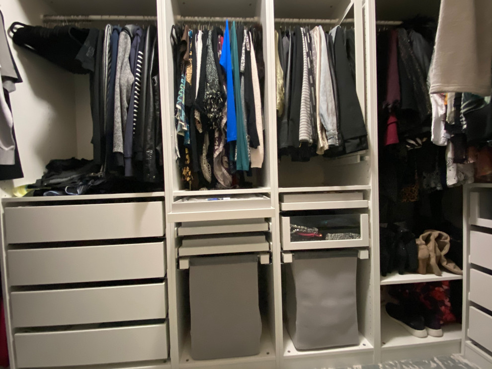 Cette photo montre une petite armoire encastrée chic neutre avec un placard sans porte, des portes de placard blanches, moquette et un sol bleu.