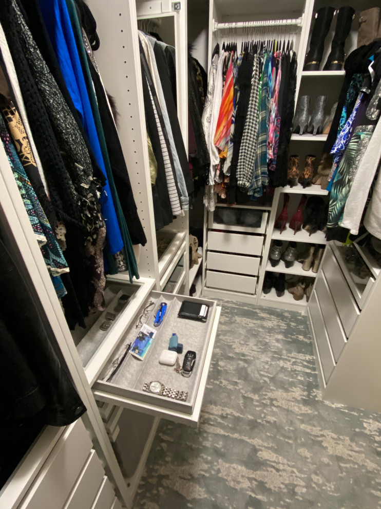 Imagen de armario y vestidor unisex tradicional renovado pequeño con a medida, armarios abiertos, puertas de armario blancas, moqueta y suelo azul