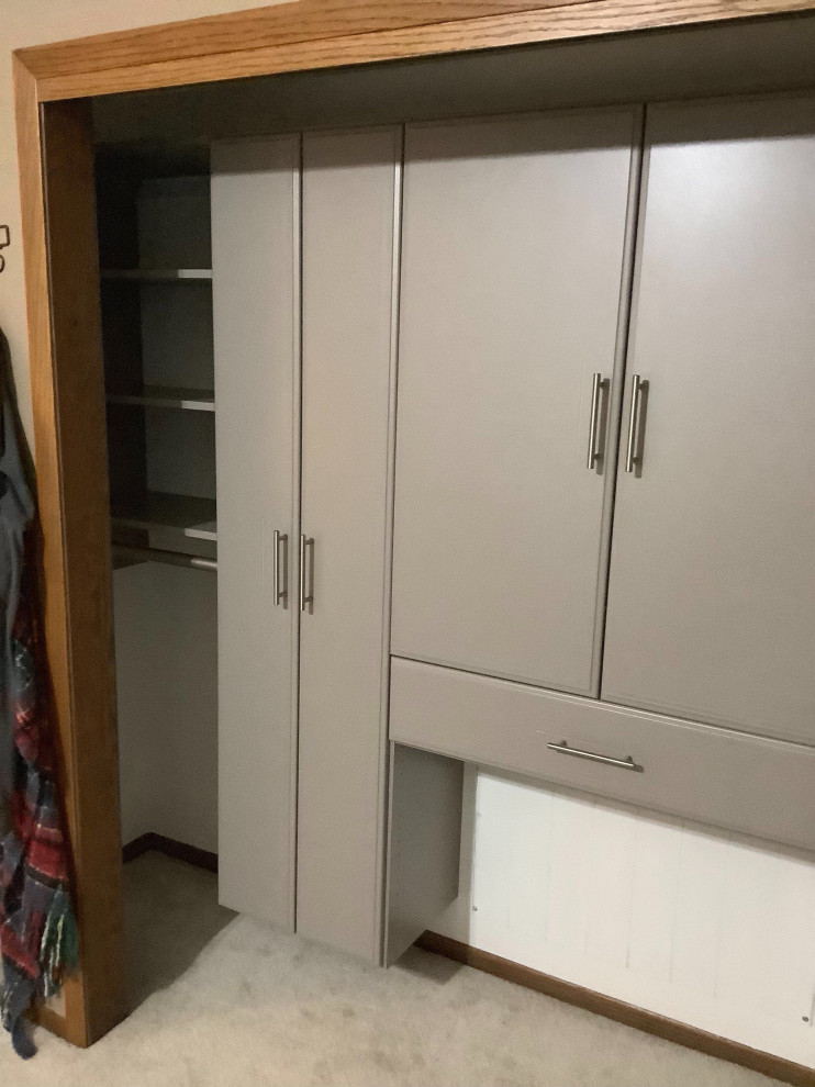 Foto de armario unisex tradicional renovado grande con armarios con paneles lisos, puertas de armario verdes, moqueta y suelo beige