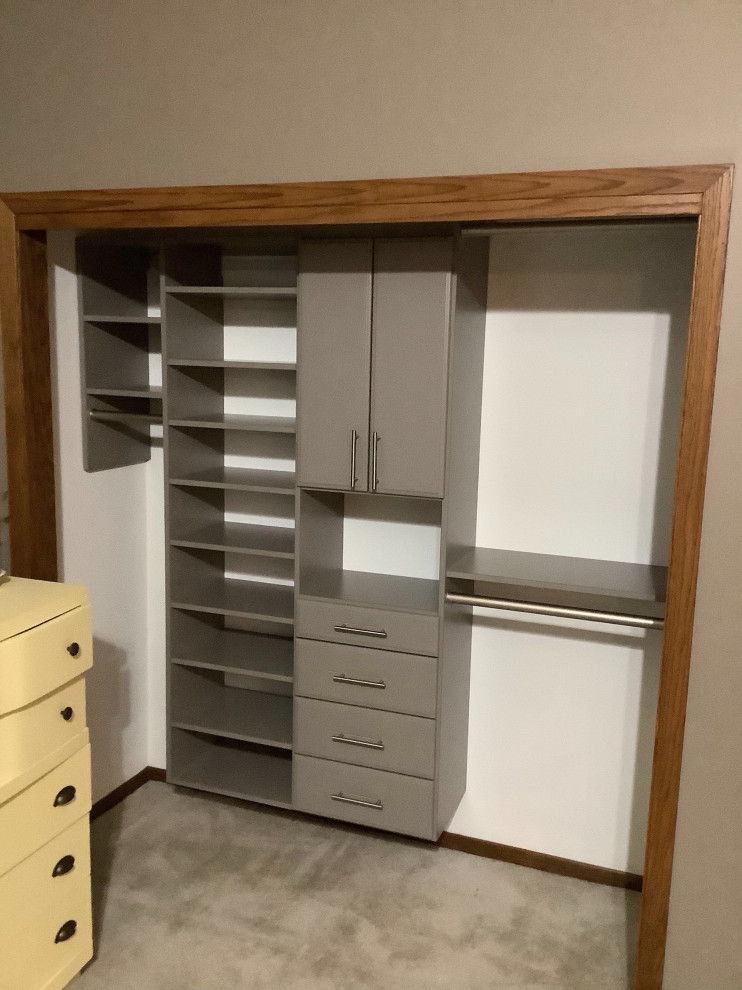 Foto de armario unisex clásico renovado de tamaño medio con armarios con paneles lisos, puertas de armario grises, moqueta y suelo beige