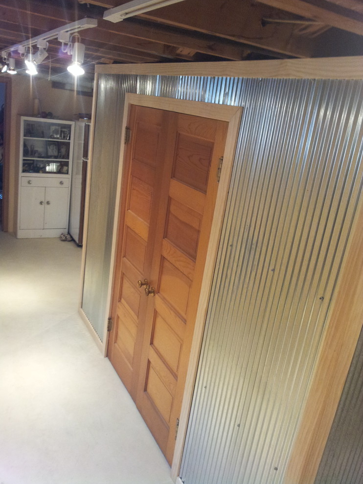 На фото: гардеробная комната среднего размера, унисекс в стиле лофт с бетонным полом