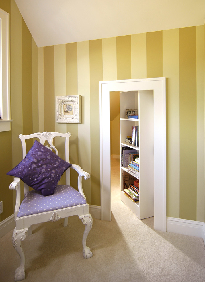 Свежая идея для дизайна: большая гардеробная комната унисекс в классическом стиле с ковровым покрытием - отличное фото интерьера