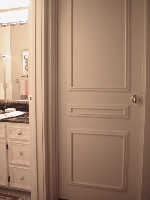 Exempel på ett litet walk-in-closet för könsneutrala, med luckor med infälld panel och vita skåp