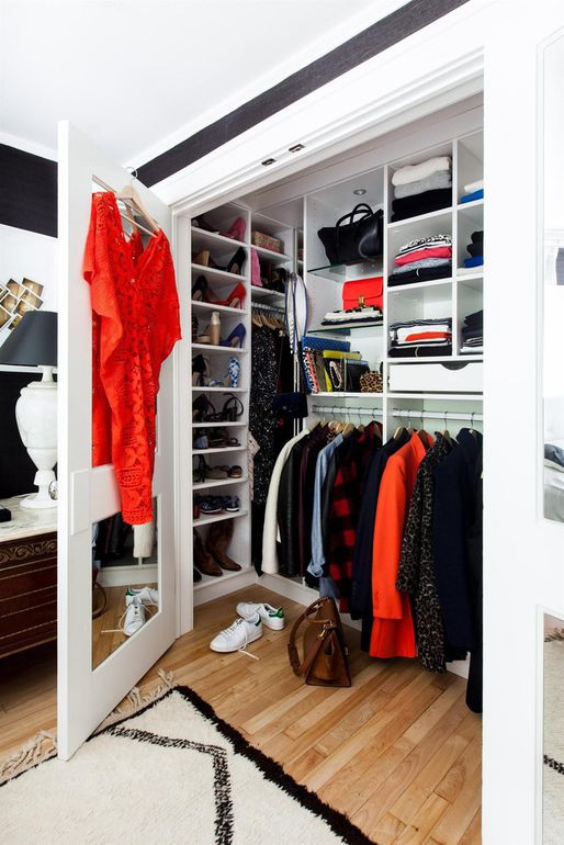 Imagen de armario unisex tradicional renovado pequeño con armarios abiertos, puertas de armario blancas, suelo de madera clara y suelo beige