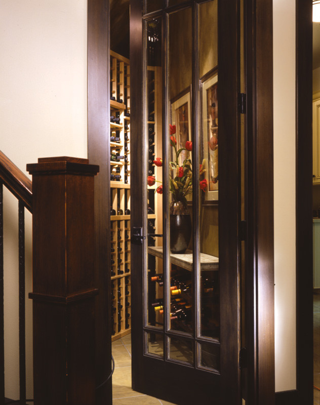 Ejemplo de armario y vestidor vintage pequeño con puertas de armario de madera en tonos medios y suelo vinílico