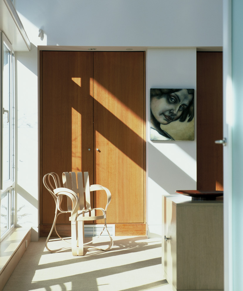 EIngebautes Modernes Ankleidezimmer mit flächenbündigen Schrankfronten und hellbraunen Holzschränken in Portland
