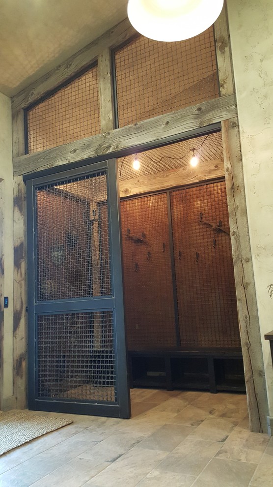 Bild på ett mellanstort rustikt walk-in-closet för könsneutrala