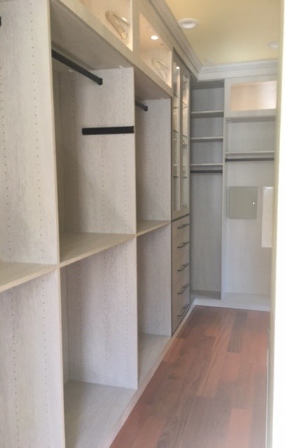 Idee per una cabina armadio unisex tradizionale di medie dimensioni con ante lisce, ante grigie e pavimento in legno massello medio